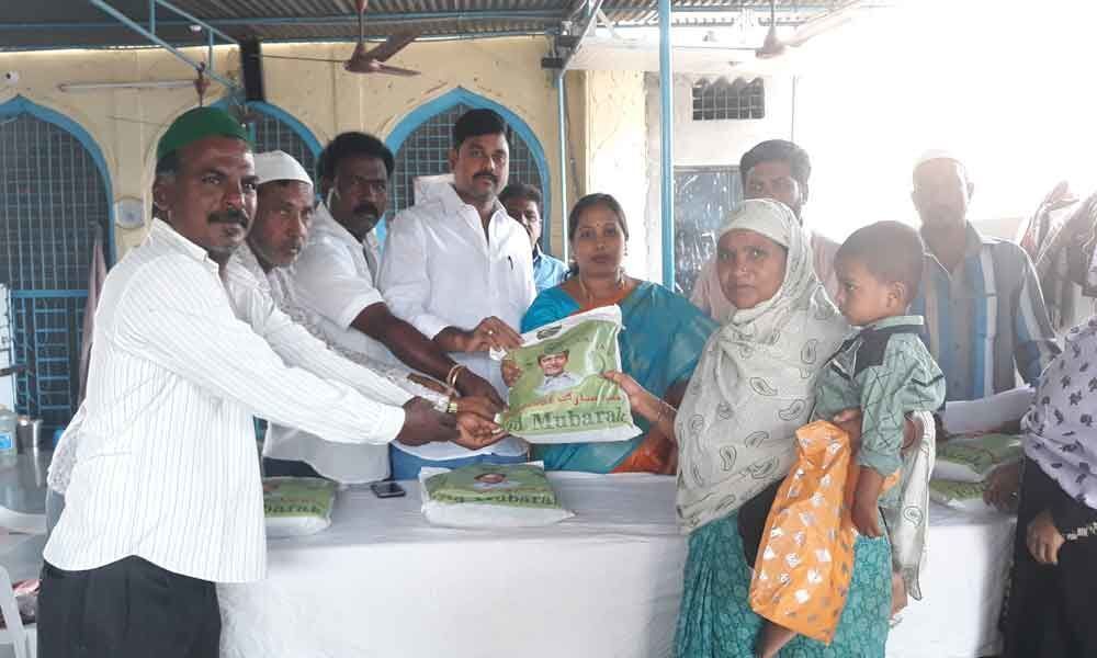 Ramzan fest gifts to Muslims distributed