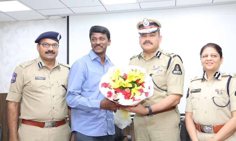 Hyderabad CP Anjani Kumar felicitates mountaineer