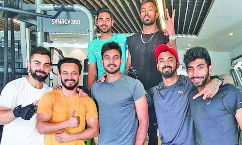 Virat Kohli doing fine after hurting his thumb during training