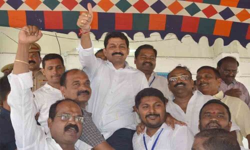 TRS floats on top as Congress sinks further
