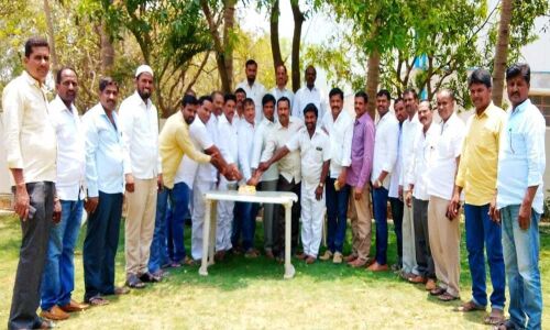 TRS leaders distribute fruits