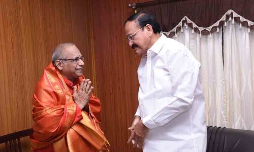 Vice-President M Venkaiah Naidu felicitates TTD Asthana Vidwan