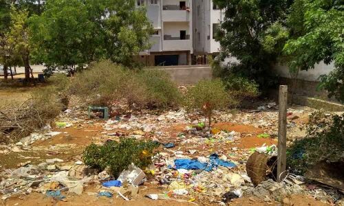 Open plot turns into dump yard