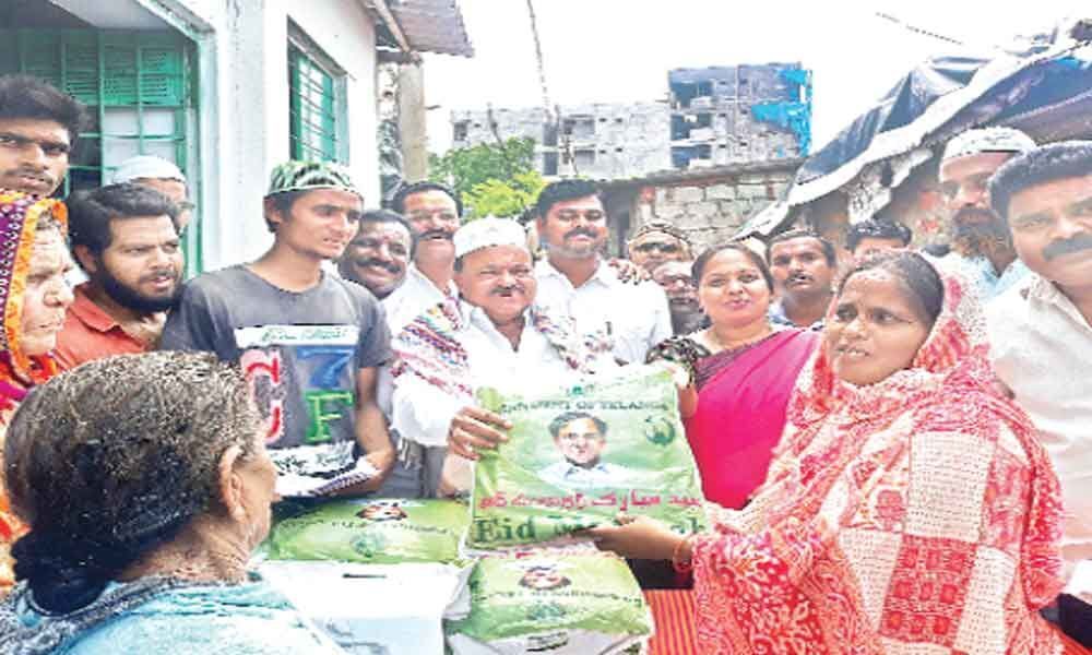 MLC Yegge Mallesham distributes Ramzan gifts
