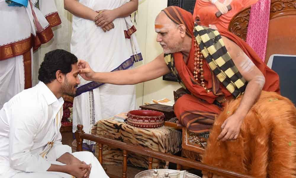 Jagan seeks Sharada Peetham pontiffs blessings