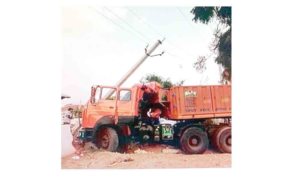 Rajasthan truck hits electric pole, driver dies in Ramannapet