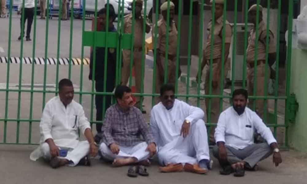 Congress workers protest against turncoats