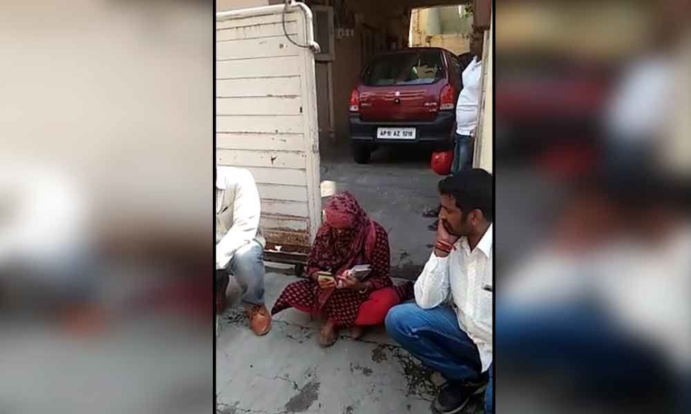 A Software woman started protest in front of her lovers house in Hyderabad