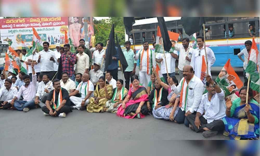 Congress workers  protest at Warangal against CLP merger into TRS