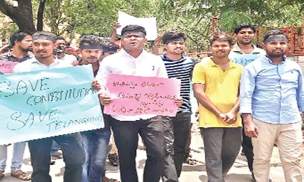 Students protest against Congress leaders joining TRS