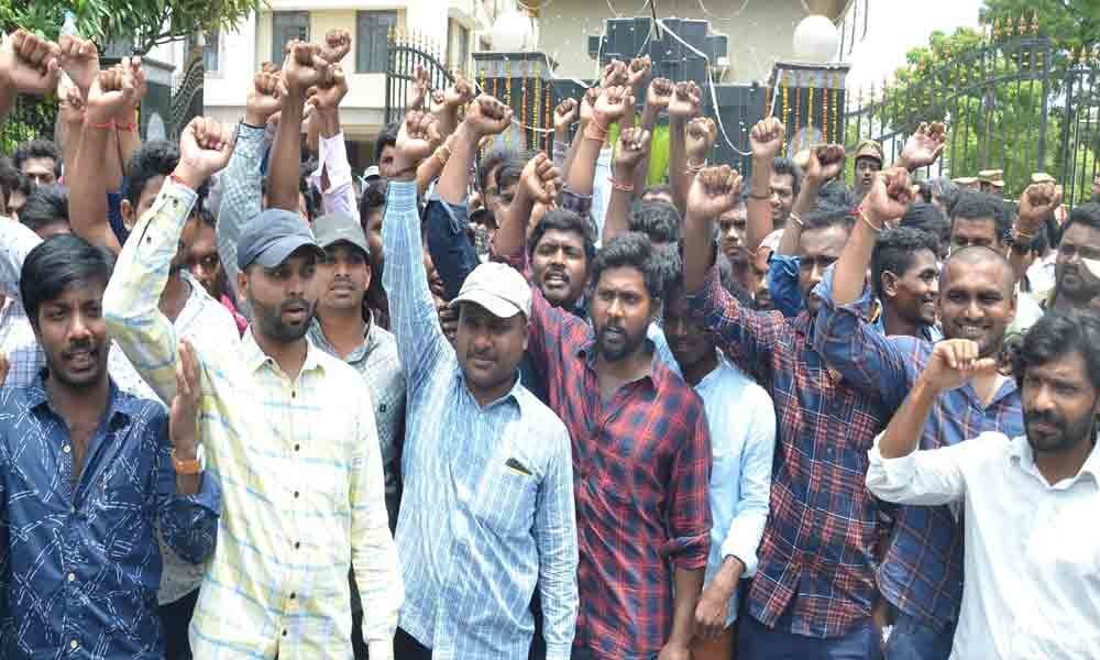 Junior line man post aspirants take to streets in Warangal