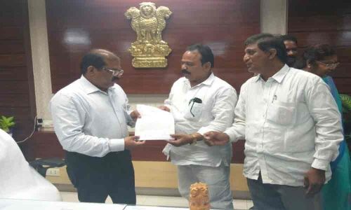 Teachers urge government to solve problems