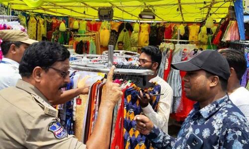 Defiant hawkers back in Charminar buffer