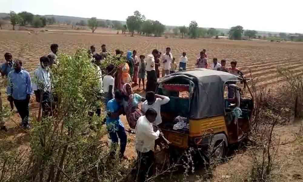 1 woman killed, 3 hurt as overloaded auto overturns in Nagarkurnool