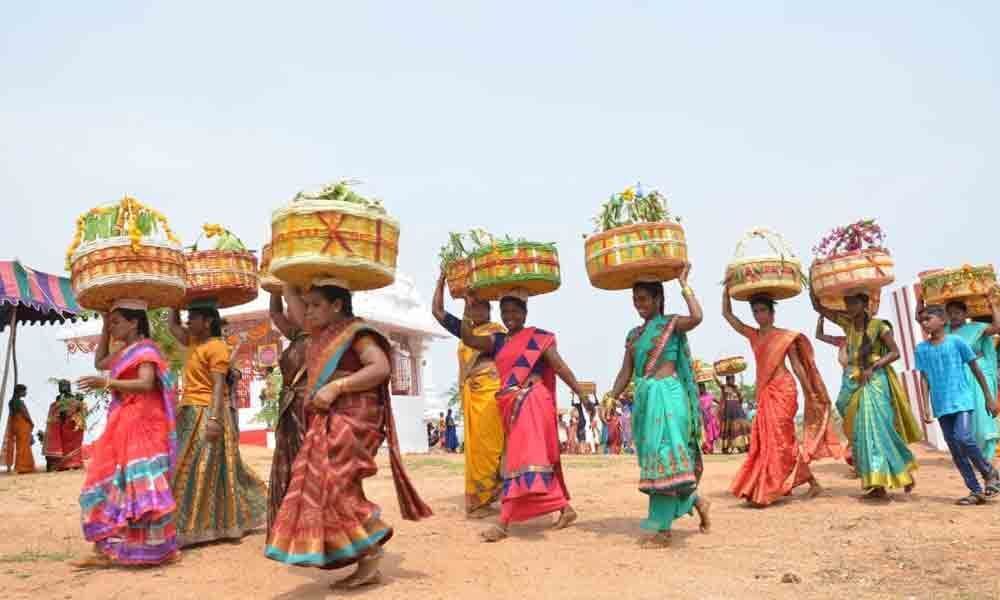 Yadava women offer Bonalu for copious rains in Nalgonda