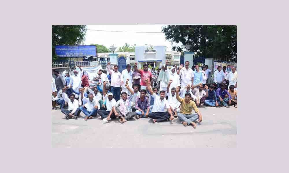 Farmers protest at Collectorate seeking action against paddy trader in Nalgonda