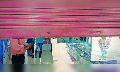 Thieves looted a mobile shop in Malakpet