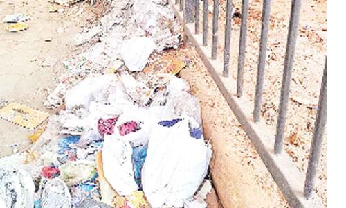 Traffic bottlenecks as garbage blocks pathway