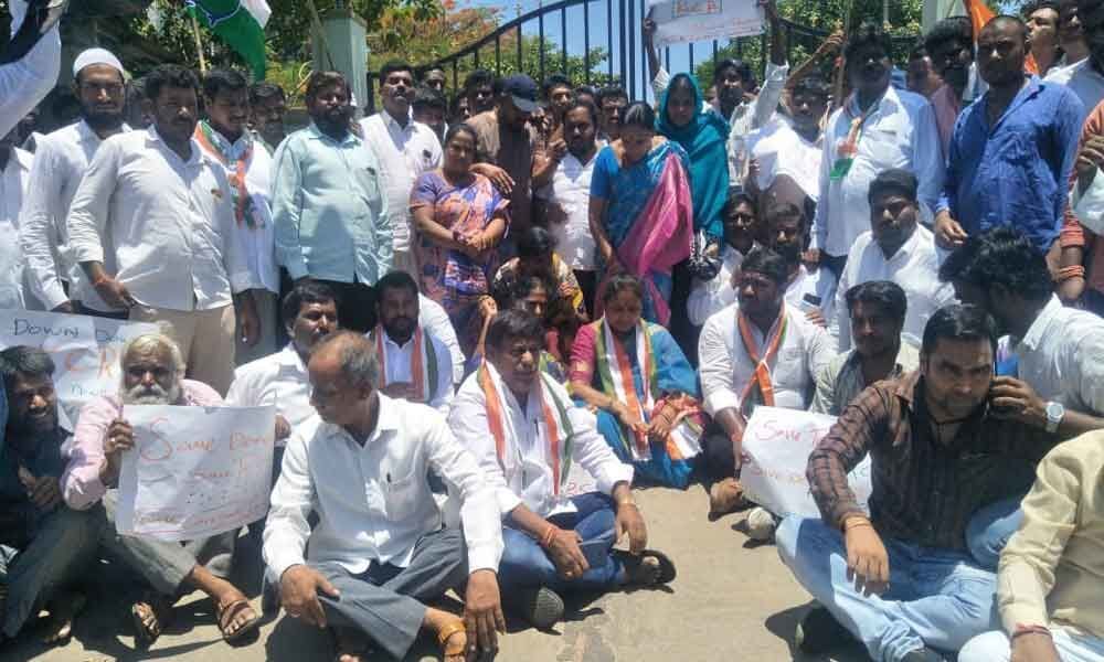 Congress leaders stage protest against MLAs defection