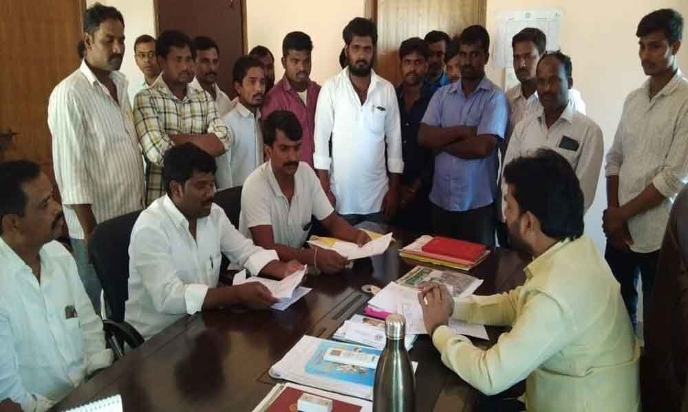 Employees union takes up issues with MLA Dr M Anand