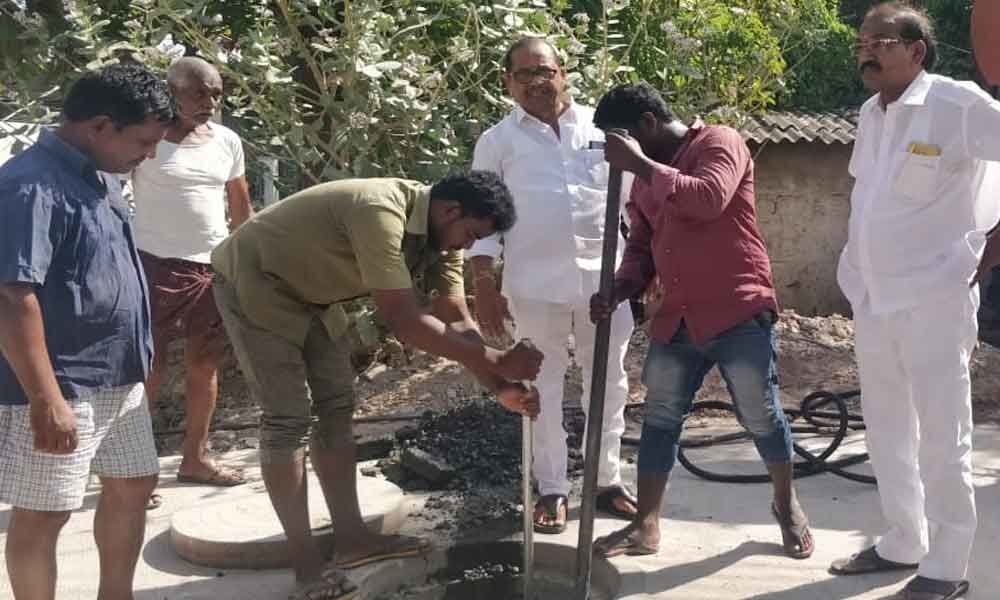 Corporator Dodla Venkatesh Goud inspects sanitation works
