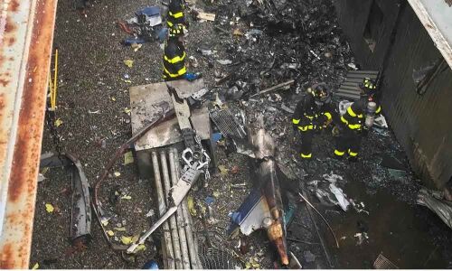 Helicopter crash-lands on roof of Manhattan building, pilot killed