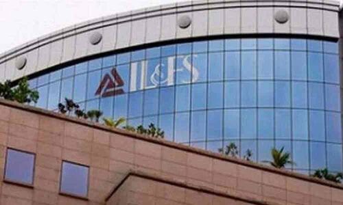 Ex-CEO of subsidiary helped rating agency official buy villa at discount