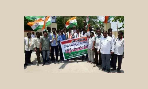 Peddapalli : Suspend defected MLAs, Congress demands