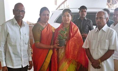 Demand to start classes in Urdu school Demand to start classes in Urdu school