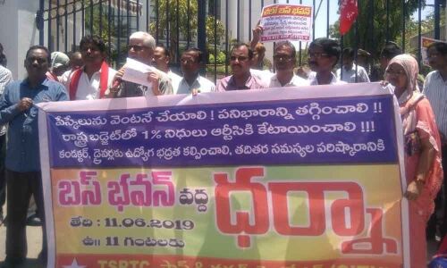 TSRTC workers decry pay-scale delay