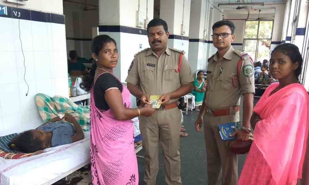 Humanitarian gesture by Inspector of Police of Dwaraka Police Station