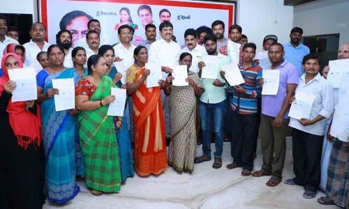 Khammam: Ponguleti distributes CMRF cheques