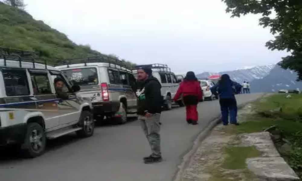 4-km long traffic jam on Manali-Leh highway