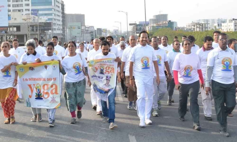 Hundreds take part in Yoga road show