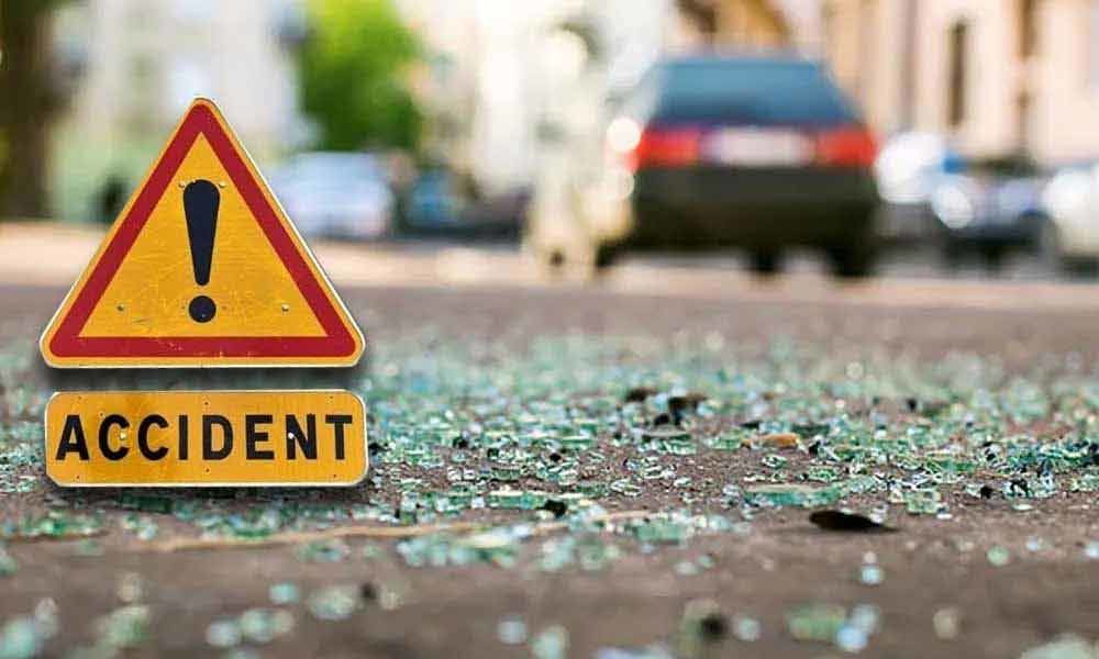 4 injured as car rams into auto in Hyderabad