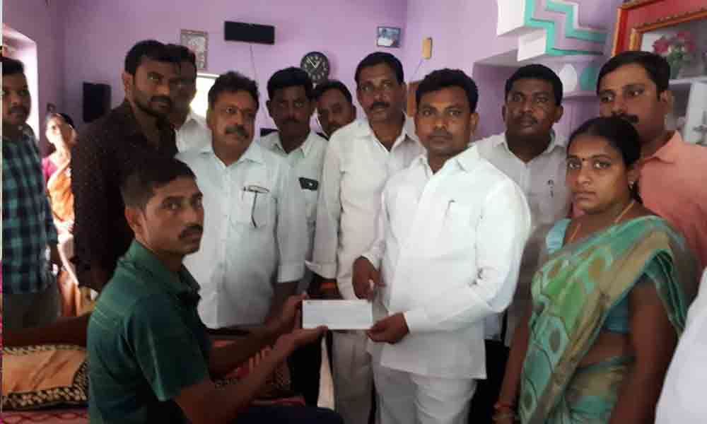 MLA Rega donates Rs 50,000 to an ailing scribe in Kothagudem