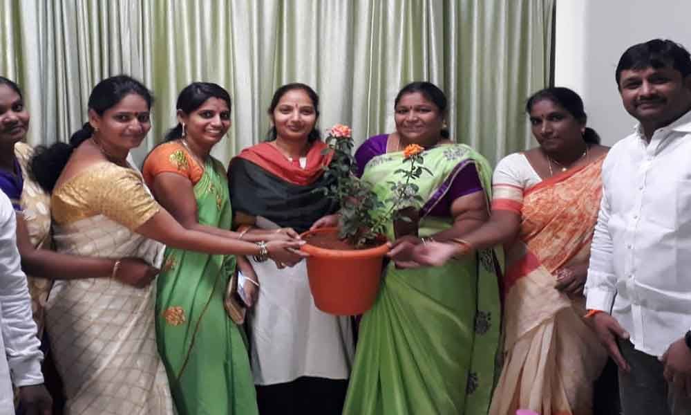 BJYM women leaders greet Kavya Reddy