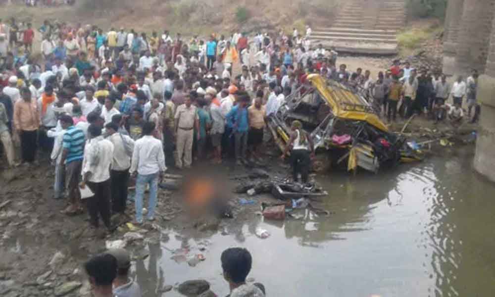 2 Girls Among 6 Dead As Overcrowded Cab Falls Off Bridge In Maharashtra