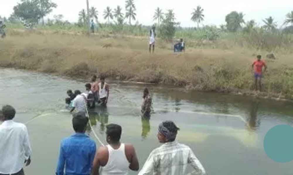 SUV falls into canal in UP, 7 children feared dead