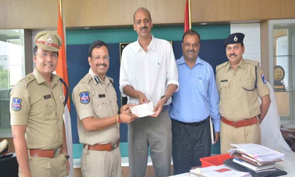 Cops receive 25 lakh donation for CCTV project