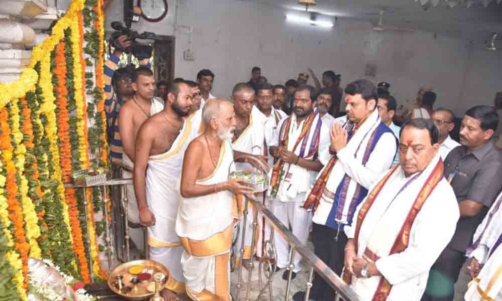Fadnavis visits Kaleshwara Swamy temple, lauds KCR