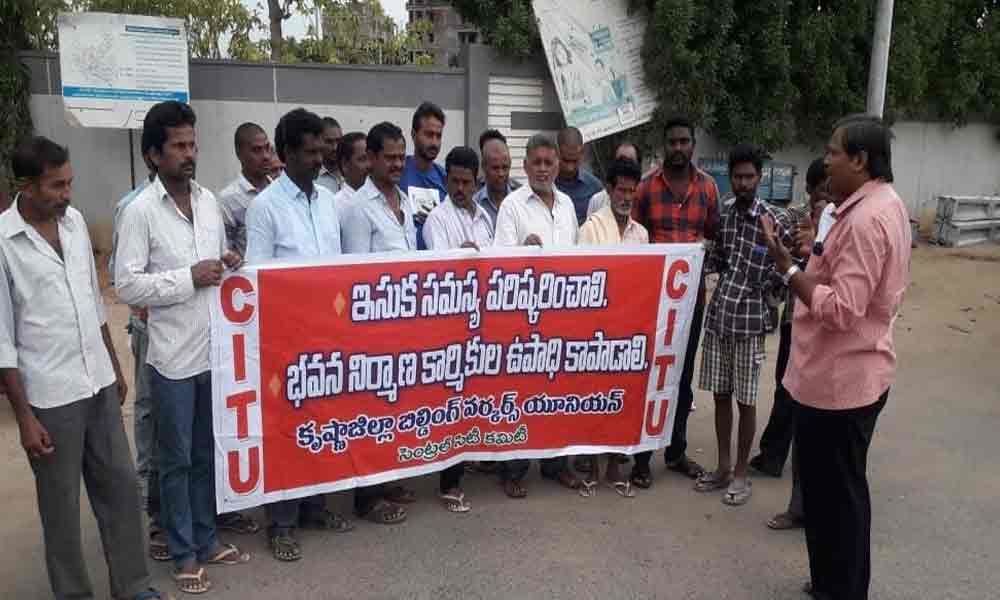 Building workers stage protest CITU