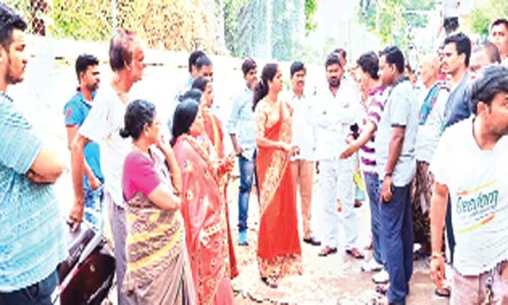 Corporator Alakunta Saraswati inspects water pipeline