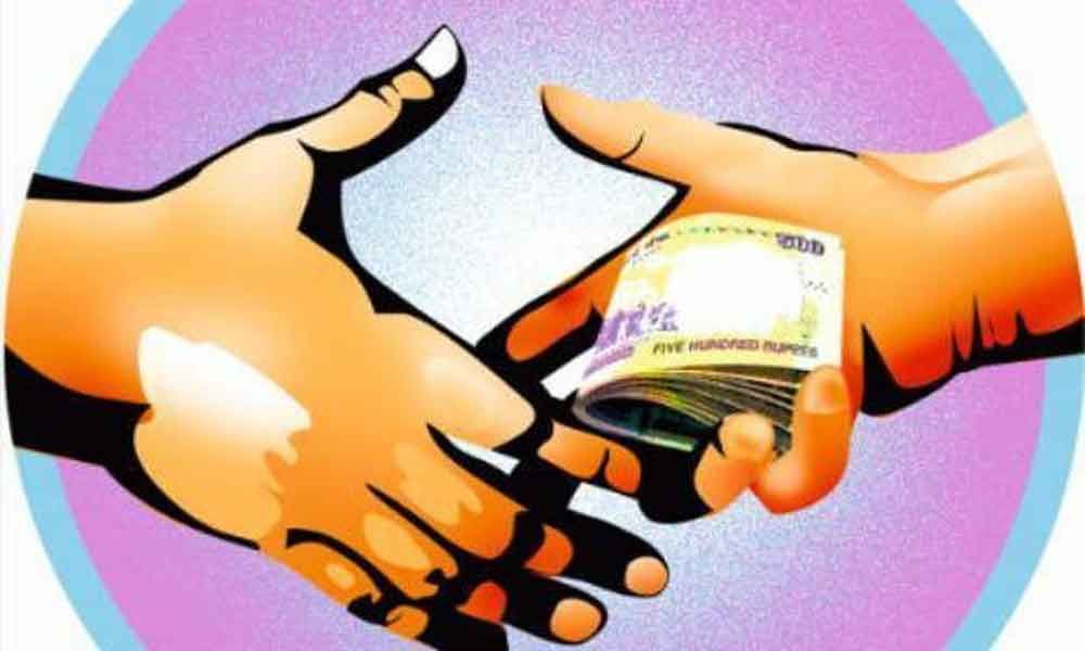 Maharashtra: Two  government  employees held for taking bribe