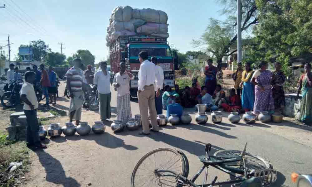 Villagers protest on road over water woes in Yadadri-Bhongir