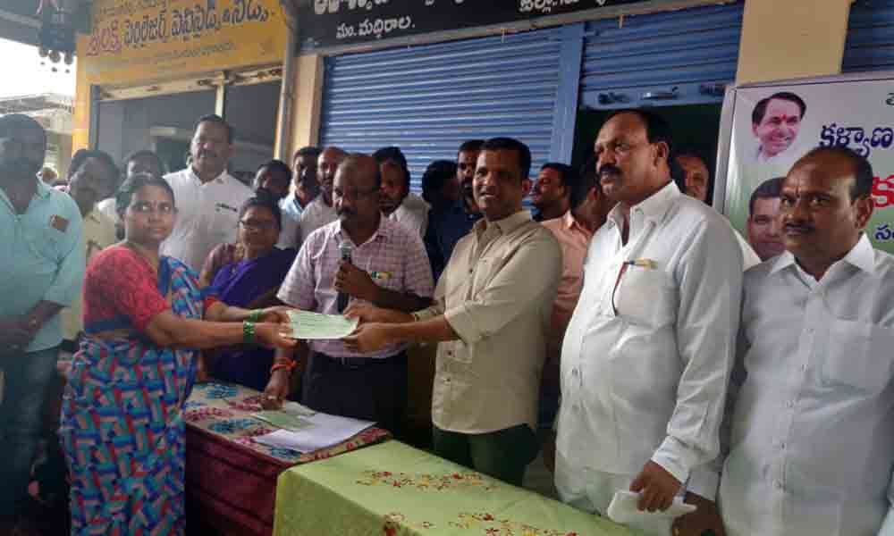 Shaadi Mubarak, Kalyana Lakshmi cheques distributed in Mothkur