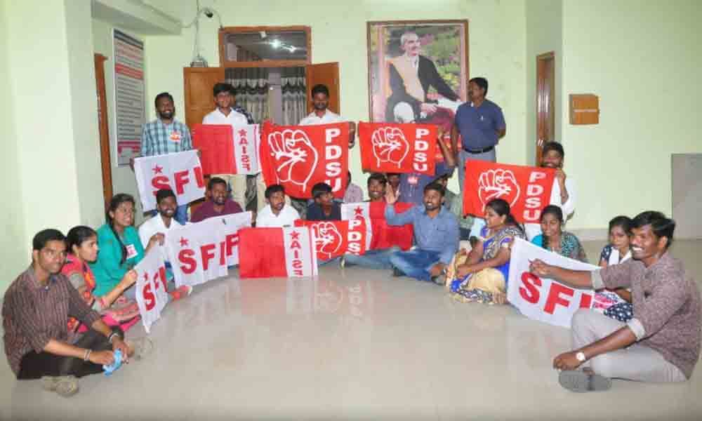 Khammam: SFI stages protest against cancellation of PG courses in SR&BGNR College