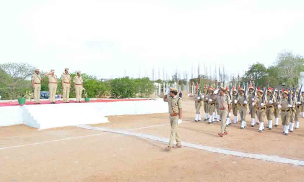 Colleagues give grand farewell to outgoing SP KP Laxmi Nayak in Gadwal