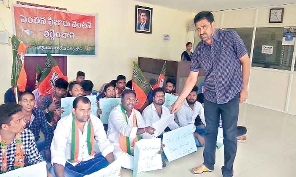BJYM stages protest at Narayana School