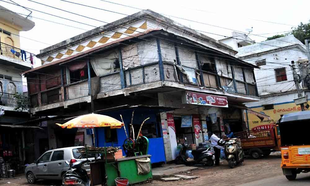 Old rickety buildings a looming threat in hyderabad city
